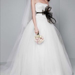 New with tags!! Vera wang size 20, ivory.